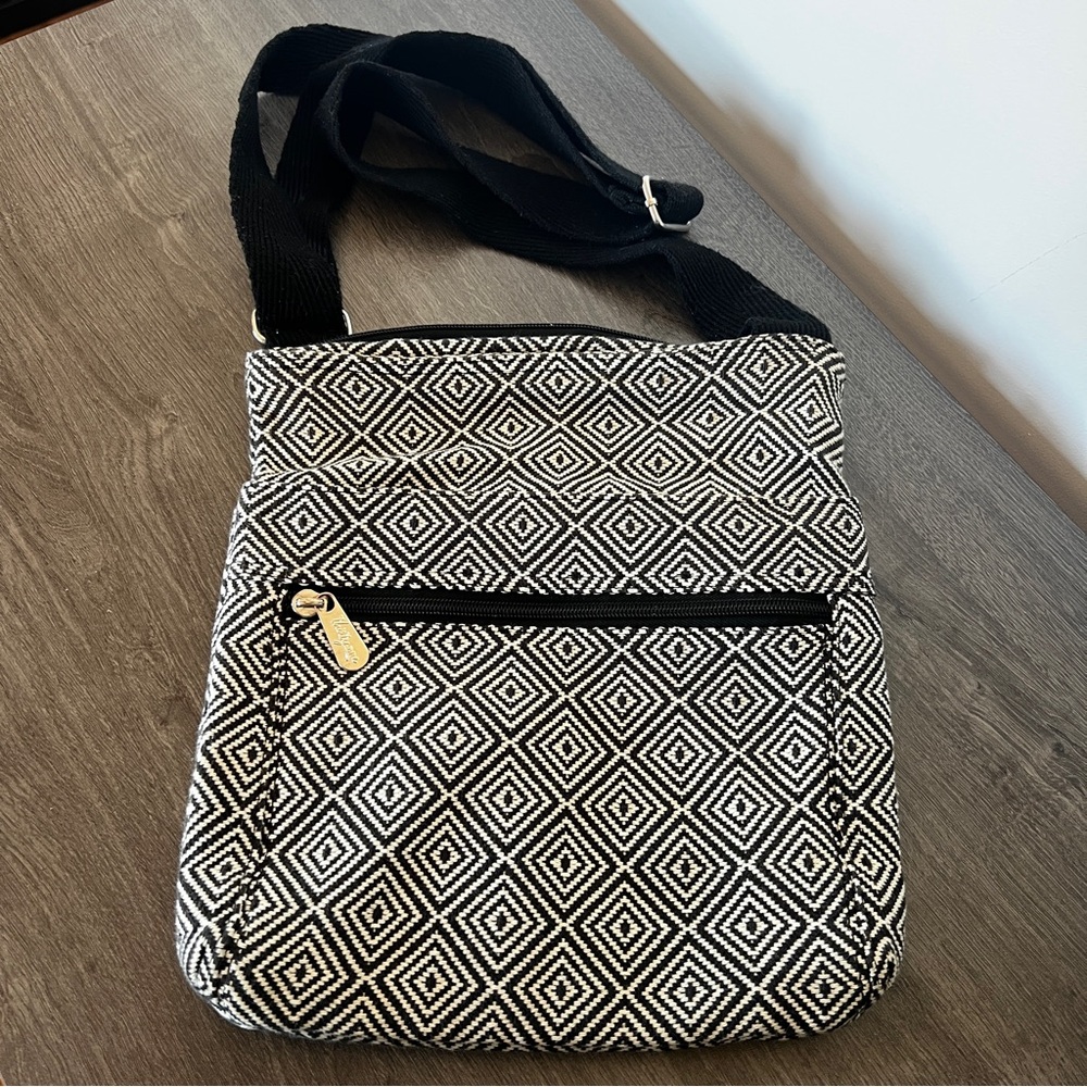 Thirty-One Hipster Black and White diamond purse. Adjustable strap Crossbody